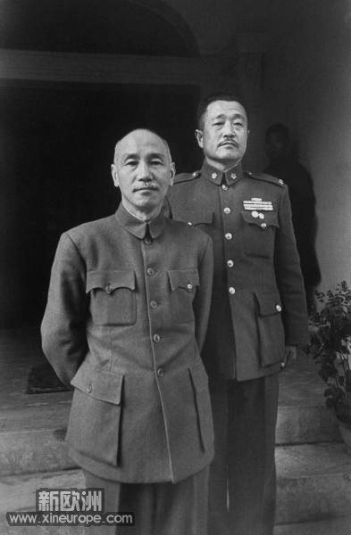 1948年11月，老蒋和杜聿明合影.jpg