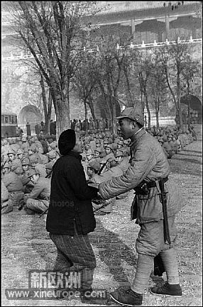 1948年12月，北平，国民党征召的新兵，母亲在叮嘱当兵的儿子.jpg