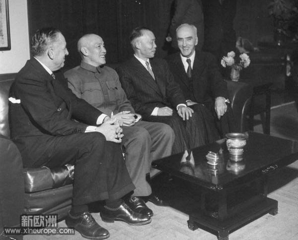 1948年，蒋介石，李宗仁和司徒雷登.jpg