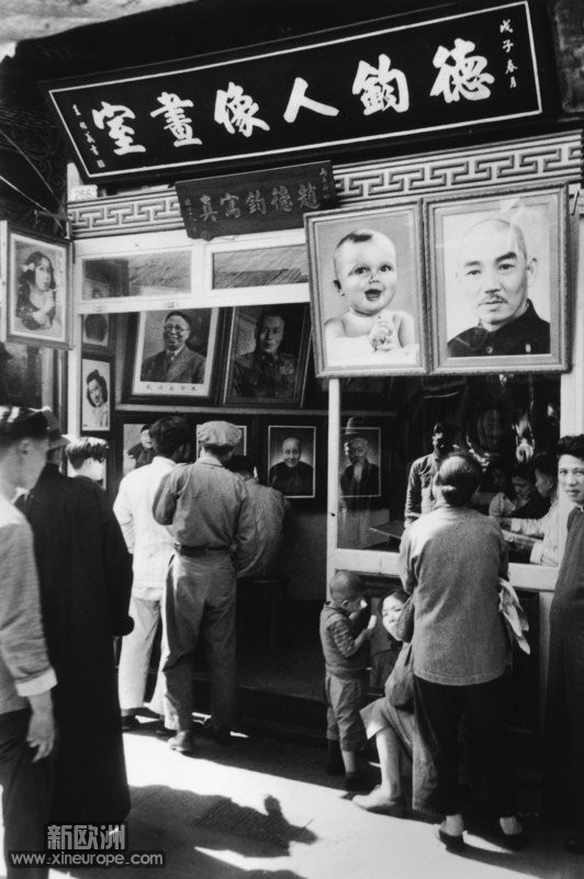 1948年，上海。一 家正在营业的肖像画室，顾客不少啊。.jpg