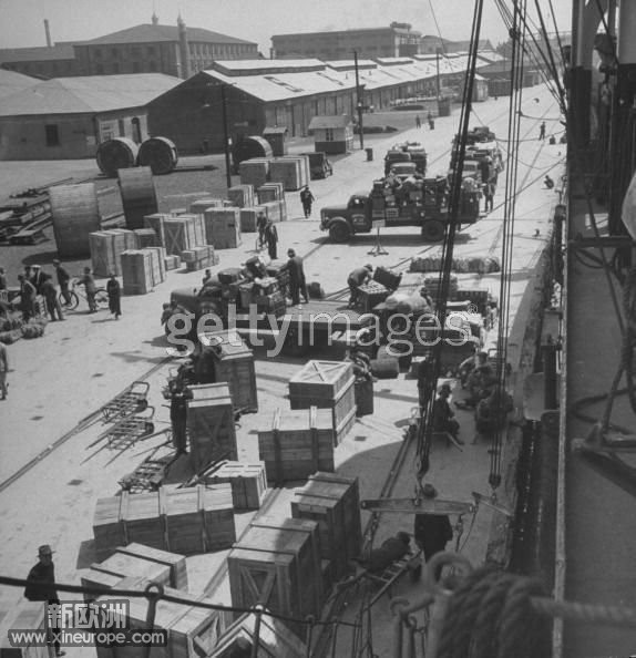 1949年5月， 人们开始撤离上海，有的将行李装上即将赴港的轮船.jpg