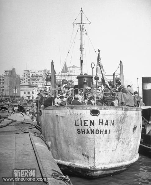 1949年5月， 装满难民的船只一批批即将离开上海.jpg