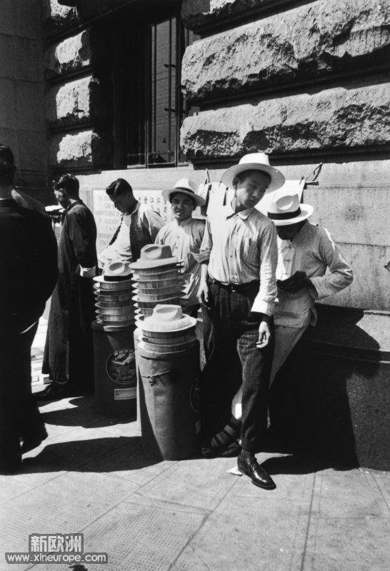 1949年， 上海街边的贩帽小贩.jpg