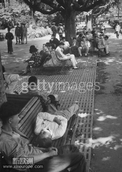 1949年，战争逼近的情况下，公园里还是有休闲的人.jpg