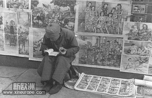 1949年上海5月，卖年画的小贩.(1949年5月27日 上海解放).jpg
