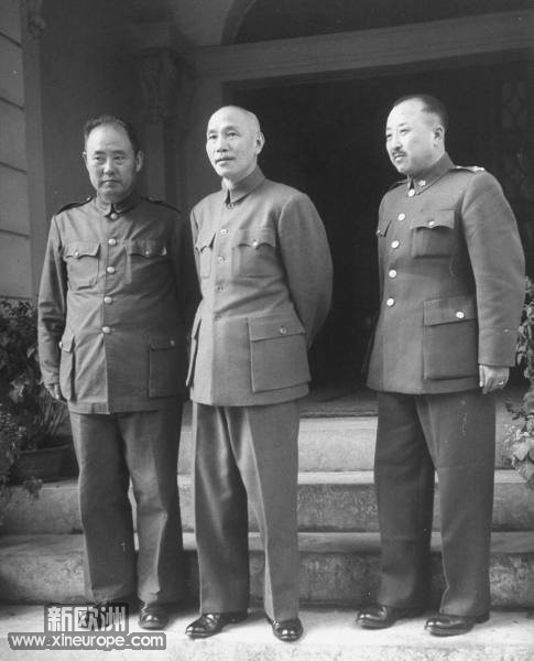 傅作义、蒋介石、卫立煌三人1948年11月在北平.jpg