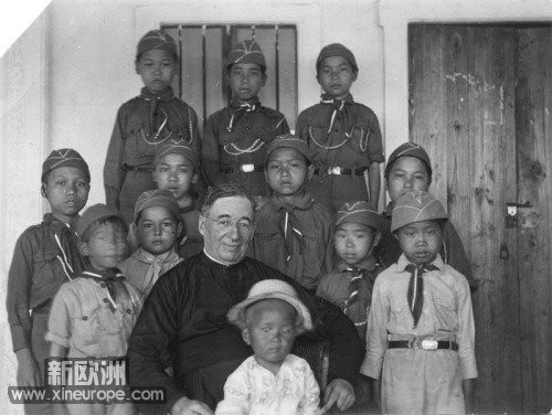 蕉岭当地的童子军和一位慈祥的神父在一起（1931年）.jpg