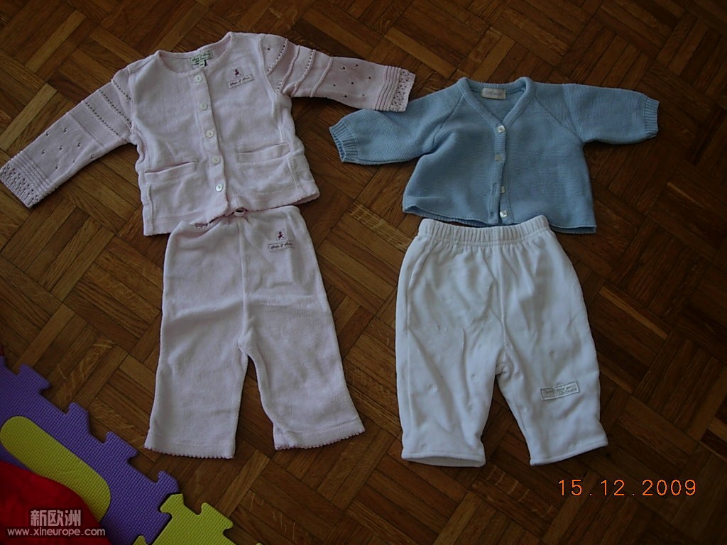 左边6个月，套装4欧元，淡粉色，右边3个月，男女都能穿5欧元 