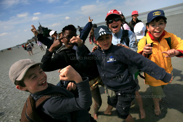 2009年06月05日 法国 一群孩子在Mont St-Michel傍边的沙滩上.jpg