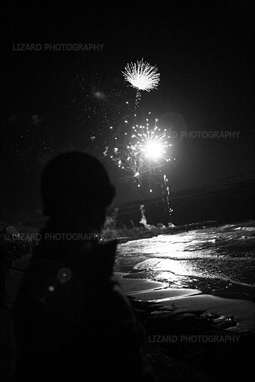 2009年06月06日 法国OMAHA海滩 为纪念诺曼底登陆(D-Day)所燃放的烟火.jpg