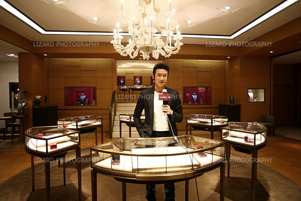 2009年10月25日 天津 陆毅在天津Cartier的店铺里接受视频专访.jpg