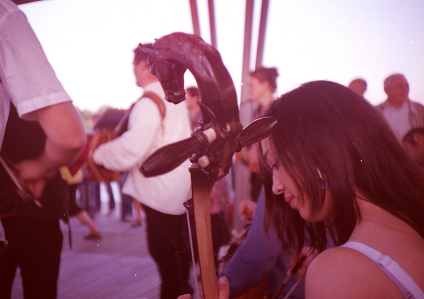 橋上拉馬頭琴的蒙古族姑娘