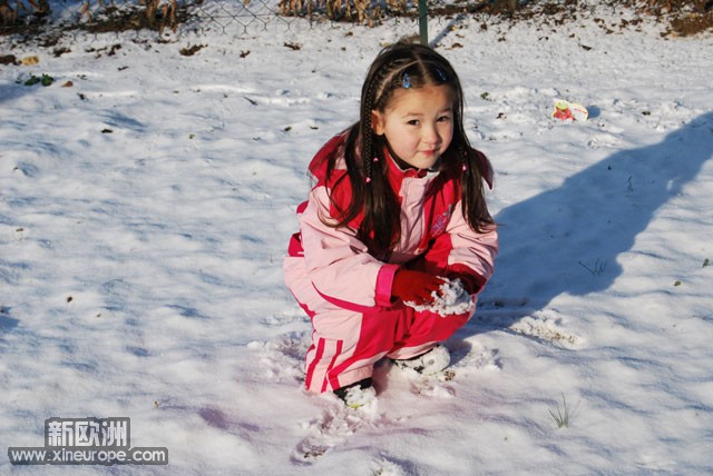 雪后菜园里的顽童 (6).jpg