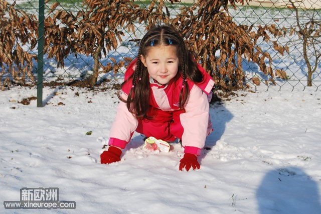 雪后菜园里的顽童 (7).jpg