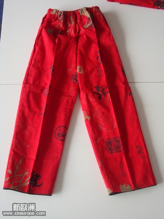 中国风4到6岁小孩衣一套，裤子，型很挺，不是很薄的那种面料.JPG