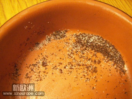 盐和磨碎的花椒拌匀炒香