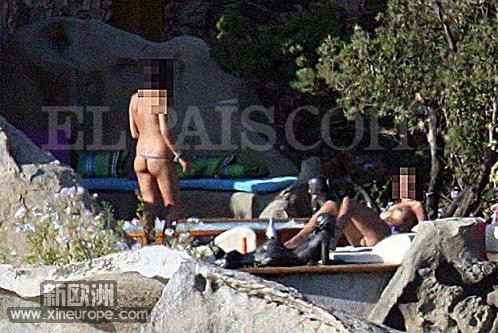mujeres_toman_sol_Villa_Certosa_propiedad_Berlusconi.jpg