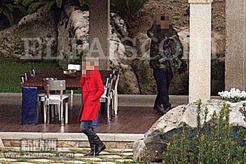 invitada_pasea_mansion_Berlusconi_vigilada_escolta.jpg