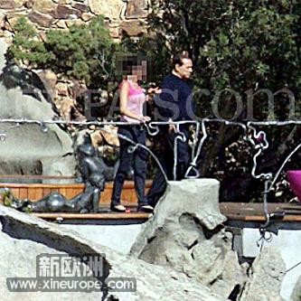 primer_ministro_italiano_pasea_jardin_acompanado.jpg