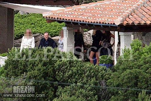 Silvio_Berlusconi_acompanado_varias_mujeres_mansion_Cerdena.jpg