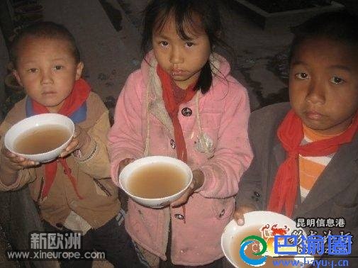 孩子们喝脏水解渴