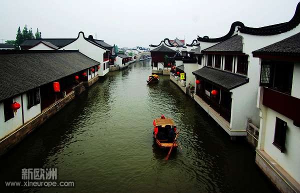 一江烟水照清岚，两岸人家接画檐.jpg