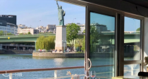 泛舟塞纳享珍馐🥂68.99€解锁双人船餐，沉浸式赏铁塔河畔夜景，浪漫又治愈✨