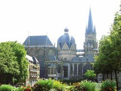 250px-Aachener_Dom.jpg