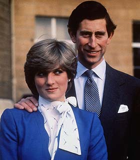 01-1981年2月24日，查尔斯王子与黛安娜在白金汉宫宣布定婚.jpg