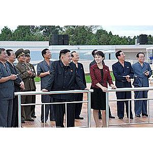 金正恩夫人李雪主引领时尚潮流 裙装风格人气高