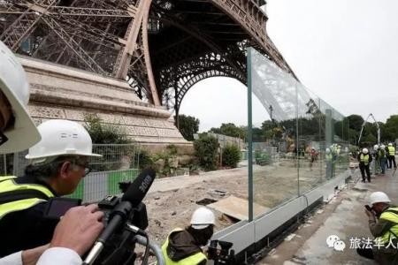 防恐袭：巴黎埃菲尔铁塔穿起了“防弹衣”